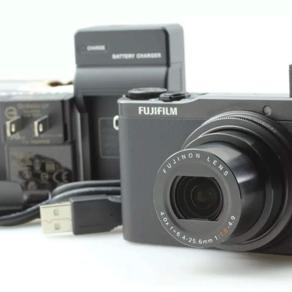 Fujifilm XQ1 Digital Camera - MINT CONDITION